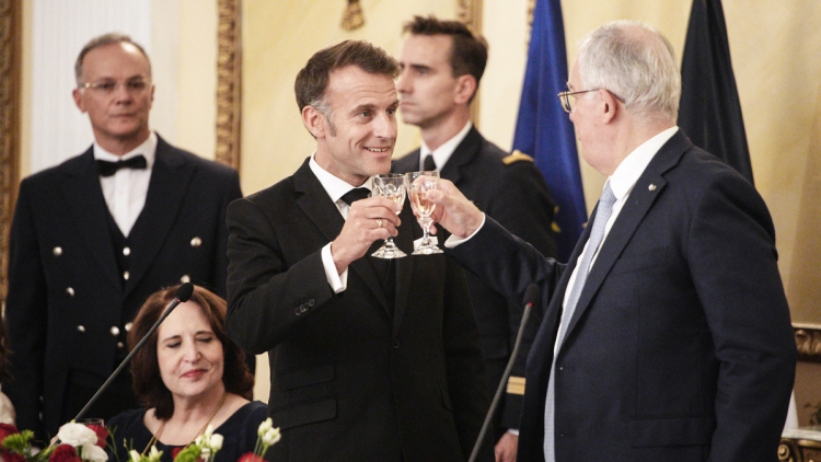 Δείπνο υψηλού συμβολισμού στο Προεδρικό για τον Μακρόν: Το μενού, τα χαμόγελα και οι πολιτικές και επιχειρηματικές παρουσίες