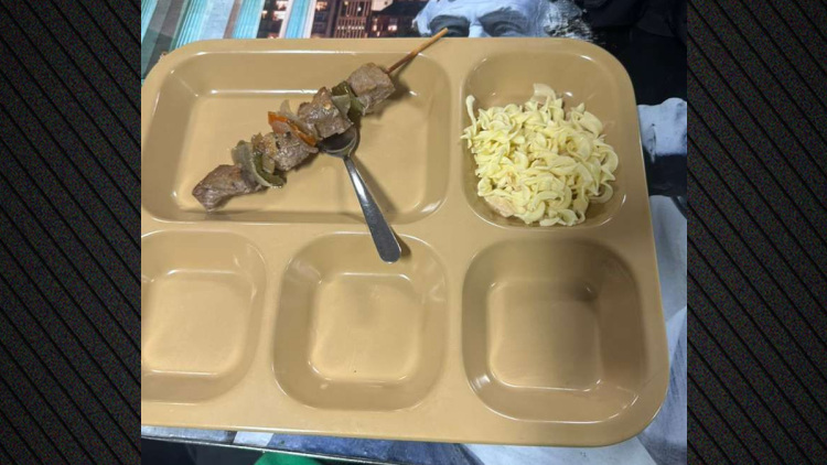 Ένα καλαμάκι, λίγα ζυμαρικά και άδειοι δίσκοι, σάλος με νέες φωτογραφίες από γεύματα Αμερικανών στο αεροπλανοφόρο Abraham Lincoln