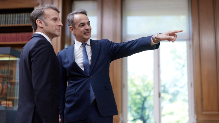 Αγγιξες τις καρδιές των Ελλήνων είπε ο Μητσοτάκης στον Μακρόν, μπορείτε να βασιστείτε πάνω μας απάντησε ο Γάλλος πρόεδρος, ο διάλογος στο Μαξίμου