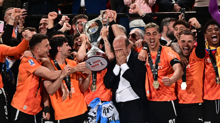 Ιστορική βραδιά για τον ΟΦΗ στο Πανθεσσαλικό: Η απονομή της κούπας και οι ξέφρενοι πανηγυρισμοί μετά τη νίκη επί του ΠΑΟΚ