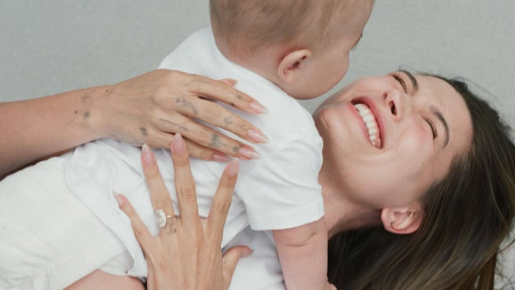 Hailey Bieber: Γιατί δυσκολεύεται να επιλέξει παιδικά ρούχα για τον Jack
