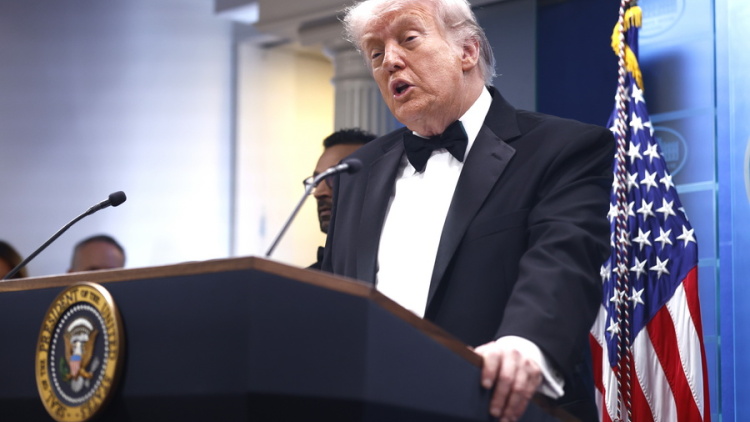 Tραμπ: Αν θέλουν οι Ιρανοί να τελειώσει ο πόλεμος ας μας πάρουν τηλέφωνο