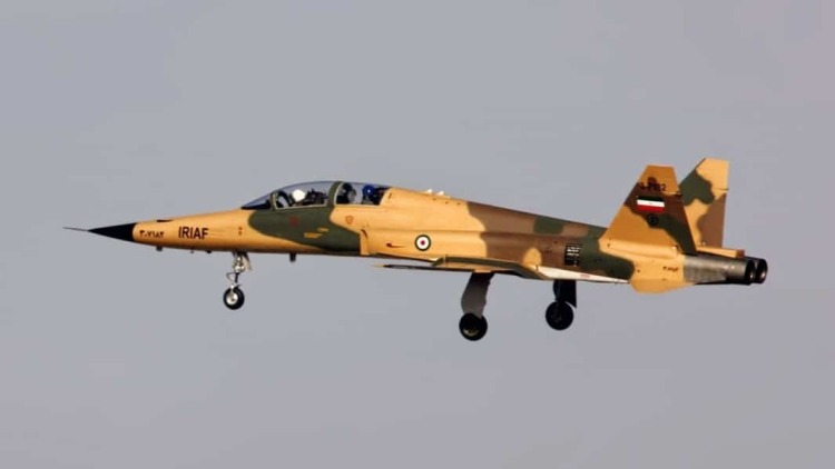 NBC: Σπάνιο πλήγμα σε αμερικανική βάση στο Κουβέιτ είχε καταφέρει ιρανικό μαχητικό F-5 στην αρχή του πολέμου