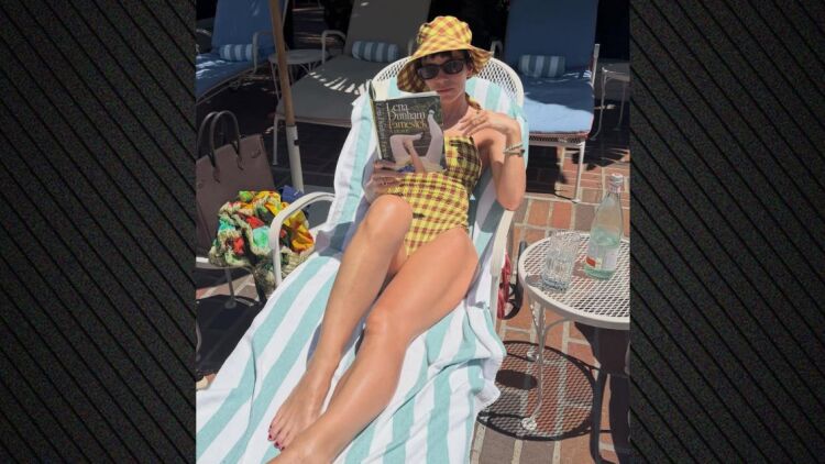 Οι πόζες της Λίλι Άλεν με μαγιό δίπλα σε πισίνα