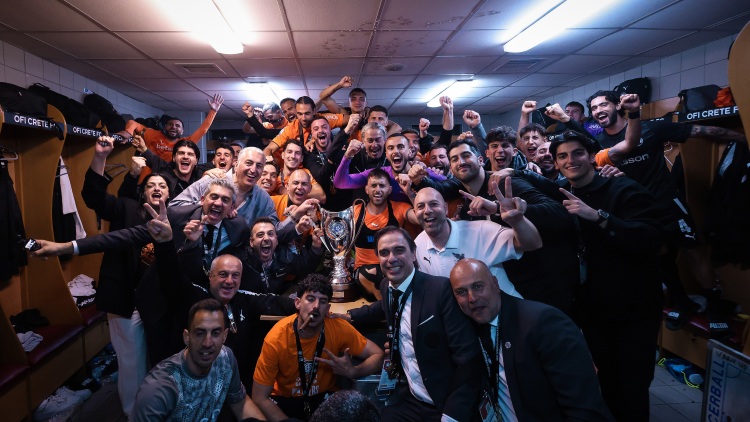 Πανηγυρισμοί μεχρί πρωίας στο Ηράκλειο για τον ΟΦΗ που έφερε στο Κύπελλο στο νησί μετά από 39 χρόνια