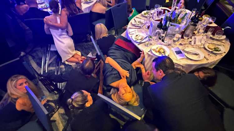 Βίντεο: Σκηνές πανικού στο δείπνο ανταποκριτών του Λευκού Οίκου, έτρεχαν να κρυφτούν για να σωθούν