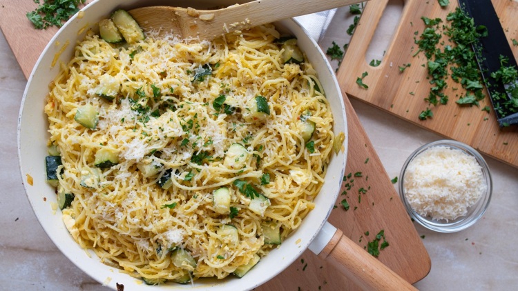 Μήπως βάζετε λάθος τυρί στα ζυμαρικά; Τι ταιριάζει σε carbonara, μπολονέζ και puttanesca
