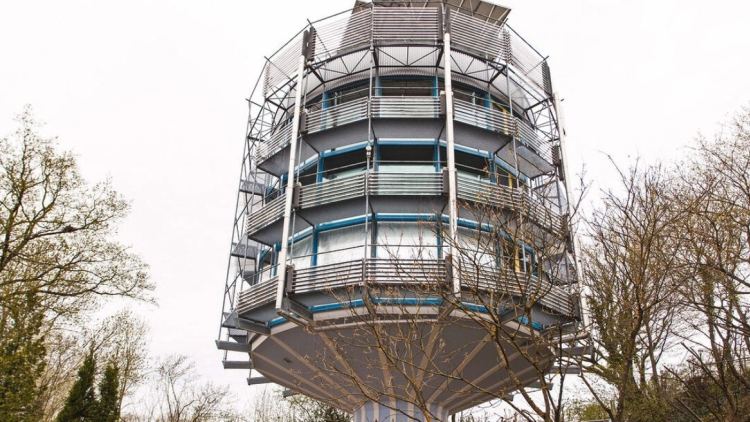 Το σπίτι που γυρίζει 360 μοίρες και ακολουθεί τον ήλιο: Παράγει 5 φορές περισσότερη ενέργεια απ’ όση καταναλώνει