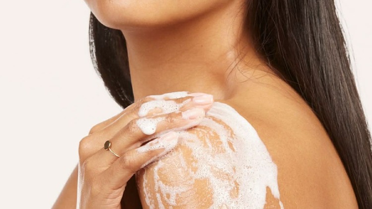 Μπάρα σαπουνιού ή αφρόλουτρο; Η σωστή επιλογή ανάλογα με τον τύπο της επιδερμίδας μας
