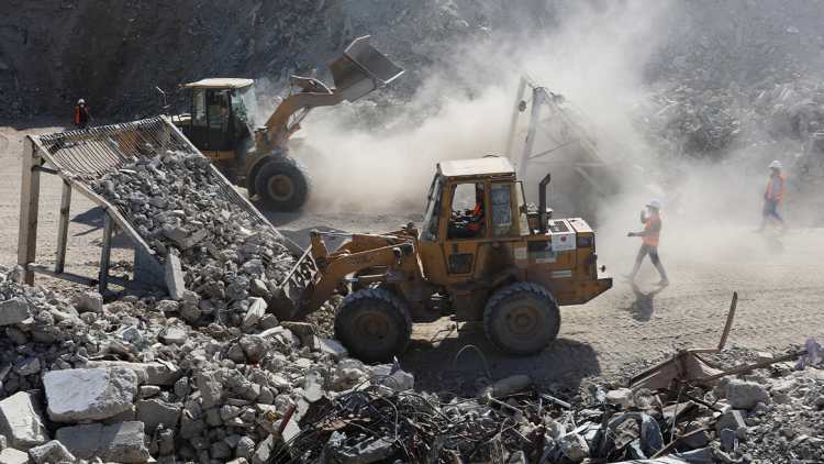 Με τα συντρίμμια του πολέμου ξαναφτιάχνουν τους δρόμους στη Γάζα οι Παλαιστίνιοι 