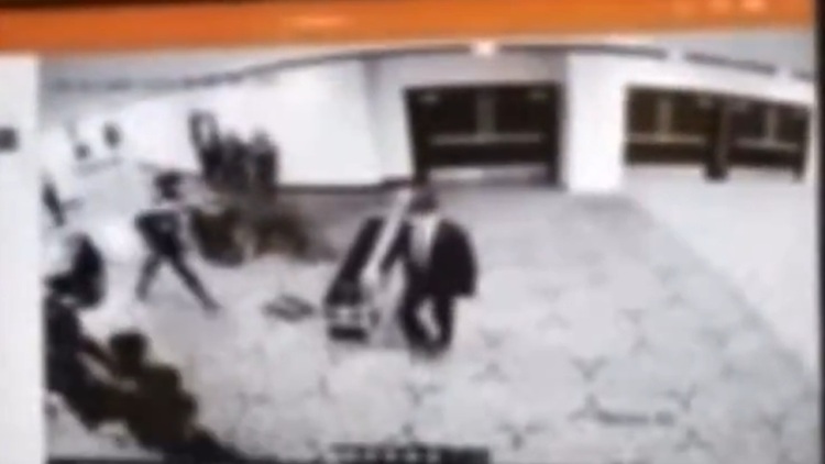 Επίθεση στο δείπνο του Λευκού Οίκου: Το κινητό τηλέφωνο του πράκτορα ανέκοψε την πορεία της σφαίρας κι έσωσε τη ζωή του