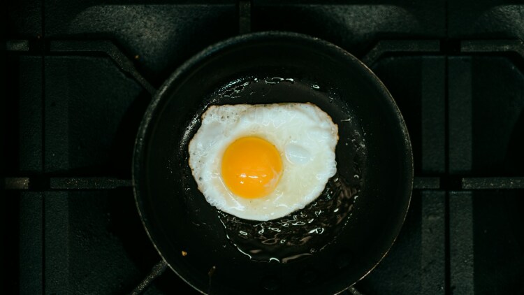 Τι είναι το «Frozen Egg» trend και γιατί καταψύχουν ωμά αυγά  στο TikTok