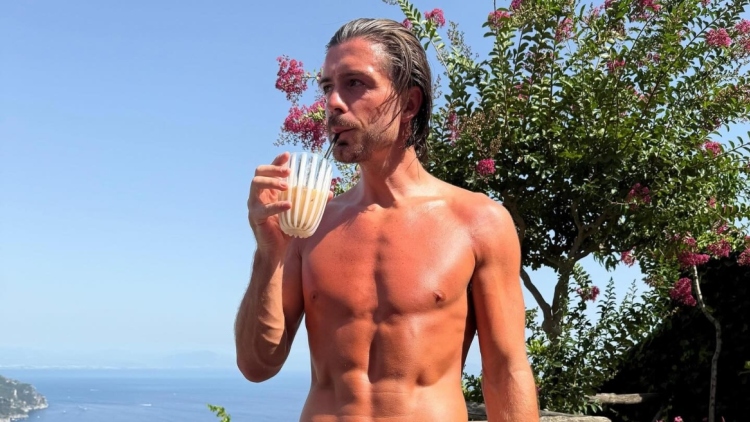 Σε άθλια κατάσταση ο Τζακ Γκρίλις: Πιάστηκε να κοιμάται σε μπαρ μεθυσμένος μετά από πάρτι με τους φίλους του, δείτε φωτογραφίες