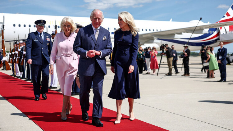 Προσγειώθηκαν στην Ουάσινγκτον ο βασιλιάς Κάρολος και η βασίλισσα Καμίλα, δείτε βίντεο