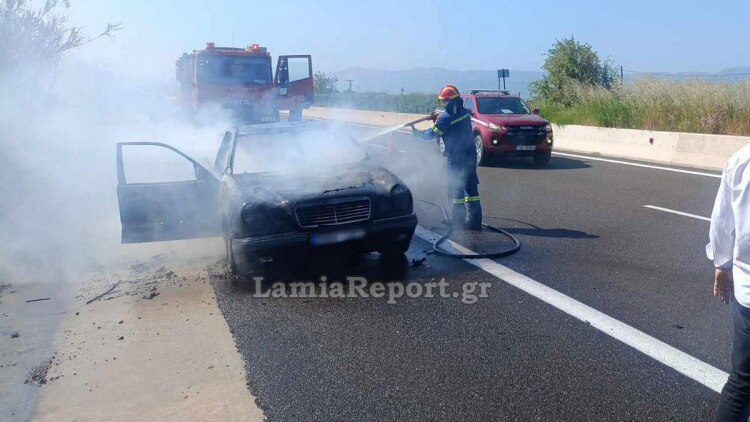 Αυτοκίνητο τυλίχθηκε στις φλόγες στην Εθνική Οδό Αθηνών - Λαμίας, δείτε βίντεο και φωτογραφίες