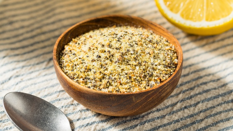 Λεμόνι: Πώς να μετατρέψετε τις φλούδες του σε zero waste μπαχαρικό (+Βίντεο)