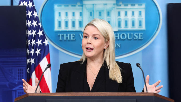 Επίθεση Λέβιτ κατά του Κίμελ και όσων «συκοφαντούν τον Τραμπ ως φασίστα», υποστηρίζει ότι τροφοδοτούν τη βία εναντίον του