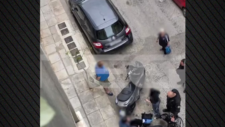 «Όταν έπεσα κάτω άρχισε να με κλωτσάει»: Τον εφιάλτη που έζησε στα χέρια του 50χρονου στο Παγκράτι περιγράφει η οδηγός που της έσπασε το πόδι