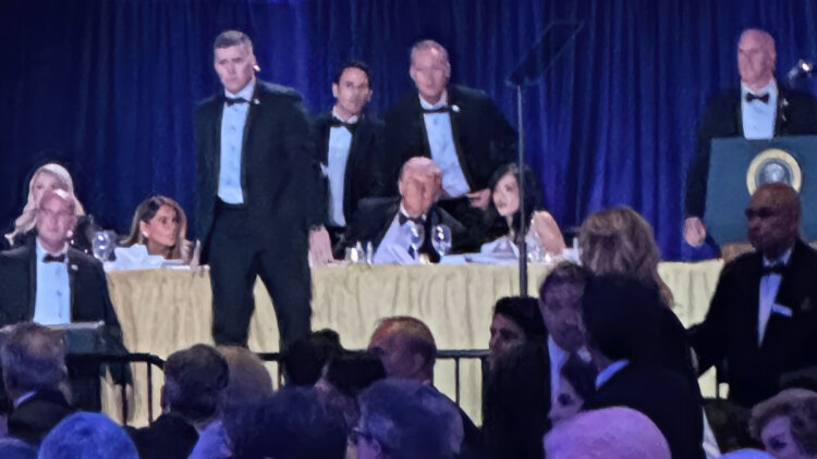 Αλεξίσφαιρο γιλέκο για τον Τραμπ στις μελλοντικές δημόσιες εμφανίσεις, εξετάζει ο Λευκός Οίκος