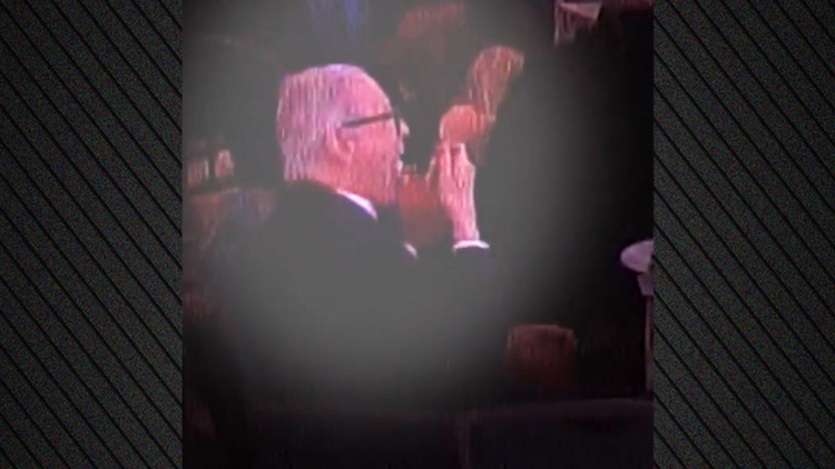 Viral βίντεο με άνδρα να τρώει ατάραχος κατά την ένοπλη επίθεση στο δείπνο των ανταποκριτών στην Ουάσινγκτον: «Δεν φοβήθηκα»