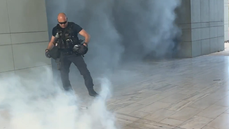 Επεισόδια με χημικά και κρότου λάμψης στο Χαϊδάρι σε συγκέντρωση για τα Προσφυγικά, δείτε βίντεο