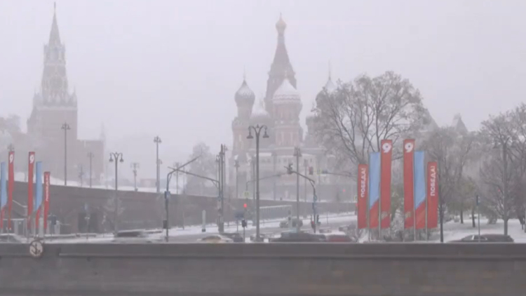 Η Μόσχα πλήττεται από ανοιξιάτικη χιονοθύελλα, ακυρώθηκαν πτήσεις και ξεριζώθηκαν δένδρα
