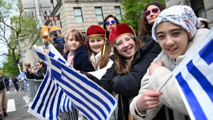 Με λαμπρότητα η παρέλαση της ελληνικής ομογένειας στην καρδιά του Μανχάταν

