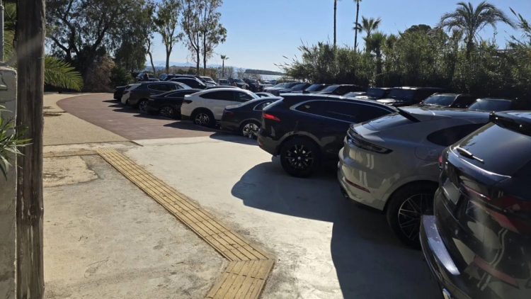 Σύλληψη 4 ατόμων στη Βούλα που έπαιρναν χρήματα για να παρκάρουν αυτοκίνητα σε δρόμους και πεζοδρόμια 
