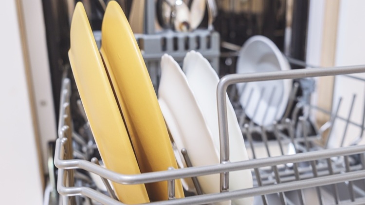 Αυτά είναι τα σκεύη που δεν πρέπει να μπαίνουν στο πλυντήριο πιάτων