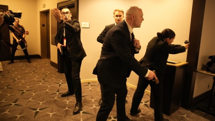 Οι φρουροί του Τραμπ πυροβόλησαν πέντε φορές κατά του ενόπλου στο δείπνο, πιθανόν χτύπησαν έναν δικό τους
