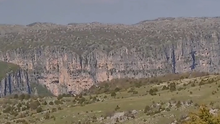 Ζαγοροχώρια: Επικίνδυνη καθίζηση εδάφους σε μονοπάτι που οδηγεί σε γκρεμό 200 μέτρων