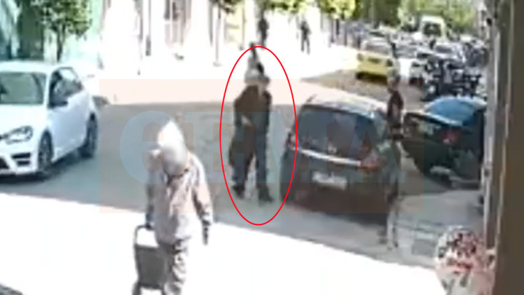 Βίντεο ντοκουμέντο με τον 89χρονο να φεύγει ατάραχος από το κτίριο του ΕΦΚΑ αφού άνοιξε πυρ και να περπατά με την καραμπίνα στα χέρια