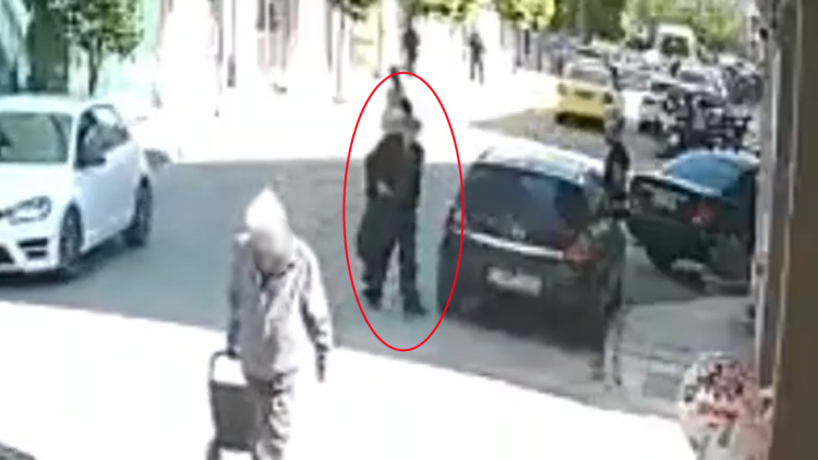 Βίντεο ντοκουμέντο με τον 89χρονο να φεύγει ατάραχος από το κτίριο του ΕΦΚΑ αφού άνοιξε πυρ και να περπατά με την καραμπίνα στα χέρια