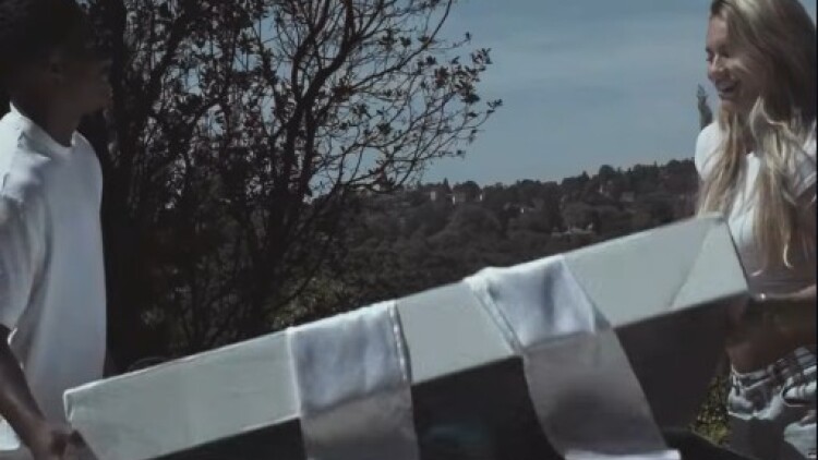 Βίντεο: Ο Έντρικ αποκάλυψε το φύλο του μωρού που περιμένει με τη σύζυγο του Γκαμπριέλι Μιράντα

