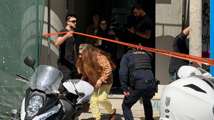 Πυροβολισμοί στον ΕΦΚΑ Κεραμεικού: Ο 89χρονος είπε σε έναν υπάλληλο να σκύψει και πυροβόλησε έναν άλλον