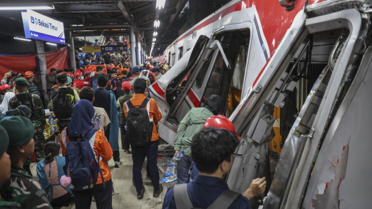 Σιδηροδρομική τραγωδία στην Ινδονησία: Τουλάχιστον επτά νεκροί και 81 τραυματίες, αγωνία για τους εγκλωβισμένους
