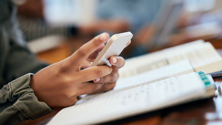 Από τα social media στις Πανελλαδικές: 3 στους 4 εφήβους στην Ελλάδα «χάνουν» τον έλεγχο του online χρόνου, τι λένε 4 υποψήφιοι