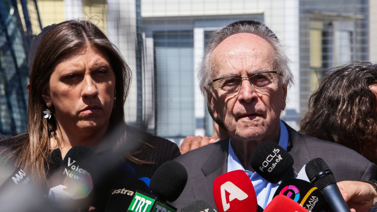 Ζωή Κωνσταντοπούλου και Νίκος Κωνσταντόπουλος διέκοψαν τις δηλώσεις τους επειδή τους ενοχλούσε η αναμμένη μηχανή αστυνομικού οχήματος, δείτε βίντεο