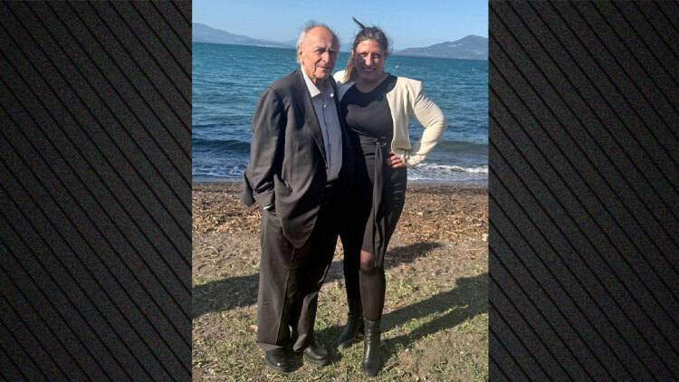 «Το καλό θα νικήσει»: Ζωή και Νίκος Κωνσταντόπουλος φωτογραφήθηκαν αγκαλιά μπροστά στη θάλασσα στα Καμένα Βούρλα