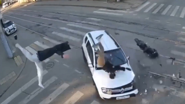 Σοκαριστικό τροχαίο δυστύχημα στη Ρωσία: Νεκρός 23χρονος οδηγός μοτοσικλέτας που συγκρούστηκε με αυτοκίνητο, δείτε βίντεο