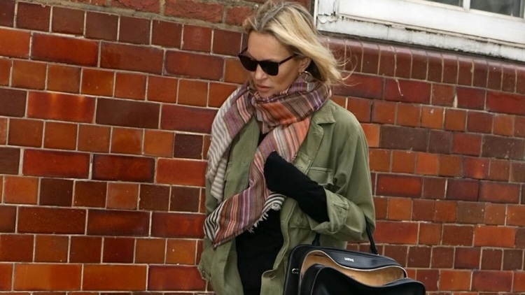 Η Kέιτ Μος εμφανίστηκε με τη νέα It-bag της σεζόν
