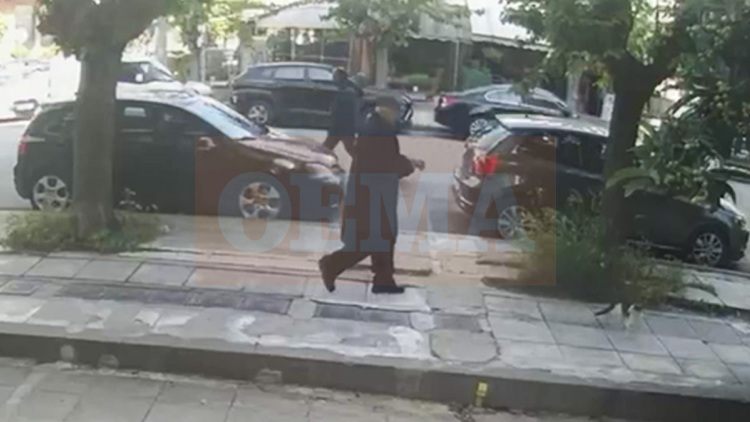 Βίντεο: Η στιγμή που ο 89χρονος παίρνει ταξί για να πάει στον ΕΦΚΑ Κεραμεικού