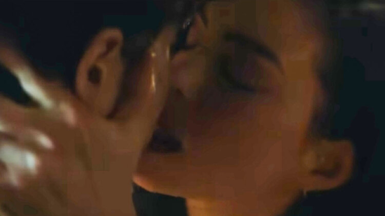 Η Αν Χάθαγουεϊ και η Ντακότα Τζόνσον φιλιούνται στο στόμα στο τρέιλερ της ταινίας «Verity»