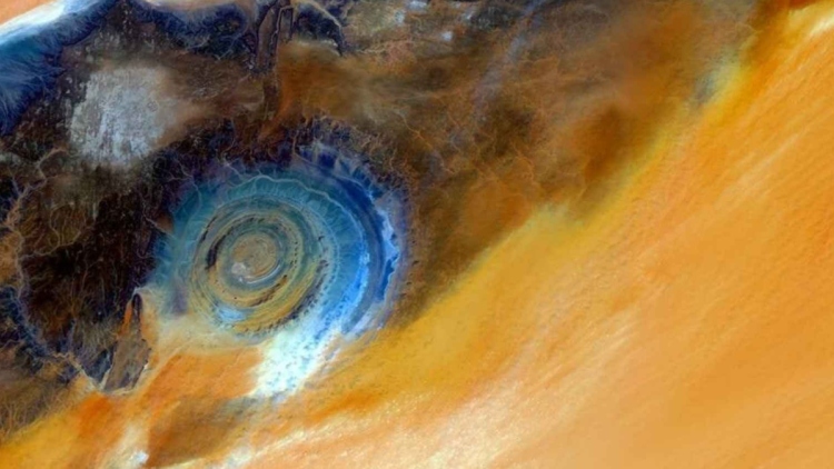 Η NASA εντόπισε γιγαντιαίο «μάτι» 40 χιλιομέτρων στη Σαχάρα, πώς δημιουργήθηκε το εντυπωσιακό φαινόμενο