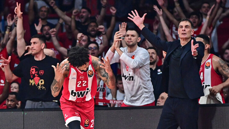 Ολυμπιακός - Μονακό 70-51 (Δ΄ περίοδος): Φορτσάρουν για το 1-0 οι ερυθρόλευκοι, live ο αγώνας των playoffs 