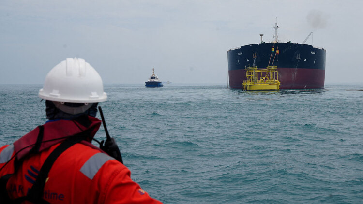 Πετρέλαιο: Το Brent εκτινάχθηκε πάνω από τα 111 δολάρια με φόντο τα Στενά του Ορμούζ και το ρήγμα στον ΟΠΕΚ