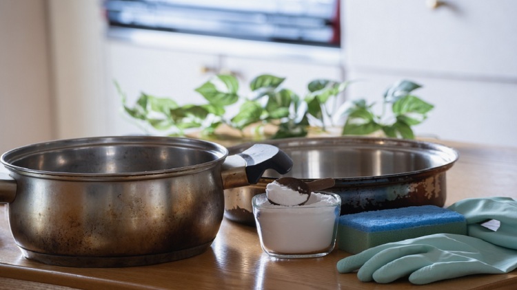 Πώς ξεκολλάει το φαγητό από την κατσαρόλα χωρίς τρίψιμο; – Το απλό κόλπο που «σώζει» τον πάτο