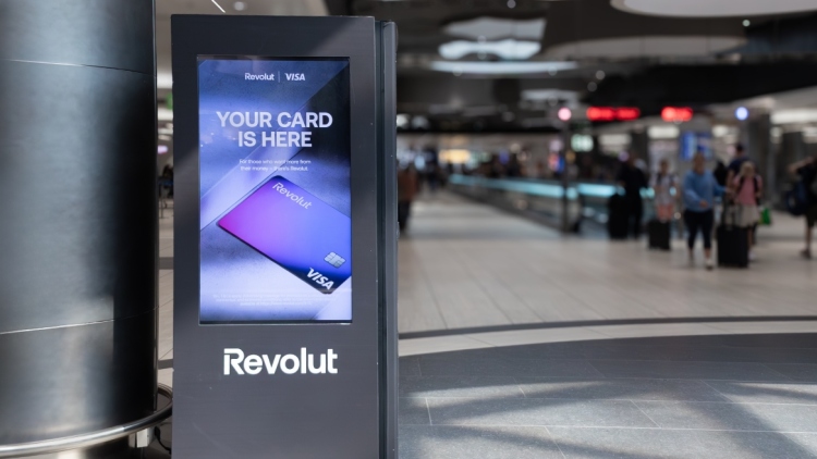 Revolut: Η ηλεκτρονική τράπεζα ανοίγει στη Βαρκελώνη το πρώτο της φυσικό κατάστημα