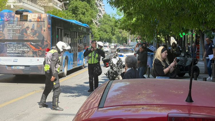 Παιδί 4 ετών μόνο του σε μπαλκόνι 6ου ορόφου πολυκατοικίας, πετούσε αντικείμενα σε κεντρικό δρόμο στη Θεσσαλονίκη - Δείτε βίντεο και φωτογραφίες
