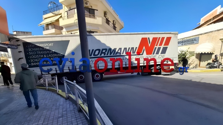 Δείτε εικόνες: Νταλίκα σφήνωσε σε κεντρικό δρόμο στο Αλιβέρι λόγω... λάθους του GPS, έκοψαν κάγκελο για να περάσει